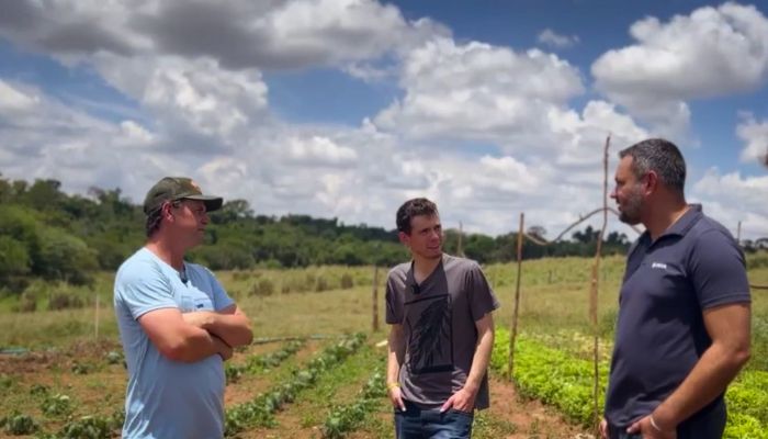 Com apoio da Cresol, pai e filho investem em sustentabilidade, irrigação e garantem a sucessão familiar no campo